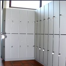 Санитарные кабины, душевые перегородки, индивидуальные шкафчики